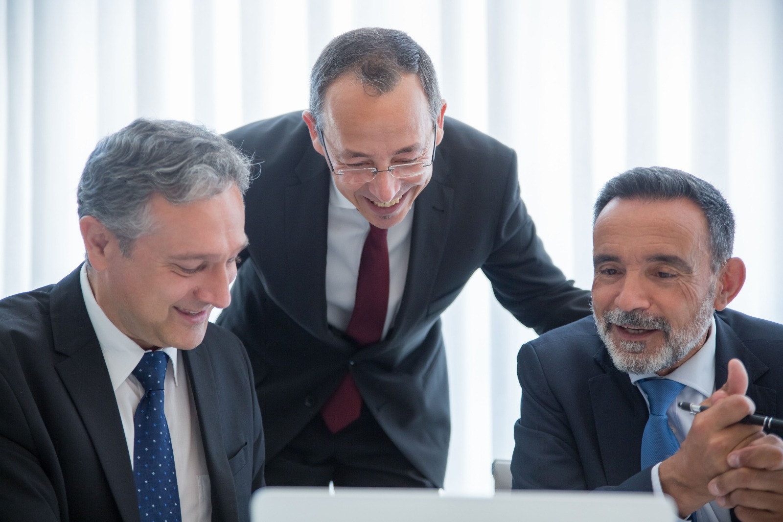Equipo de trabajo colaborando